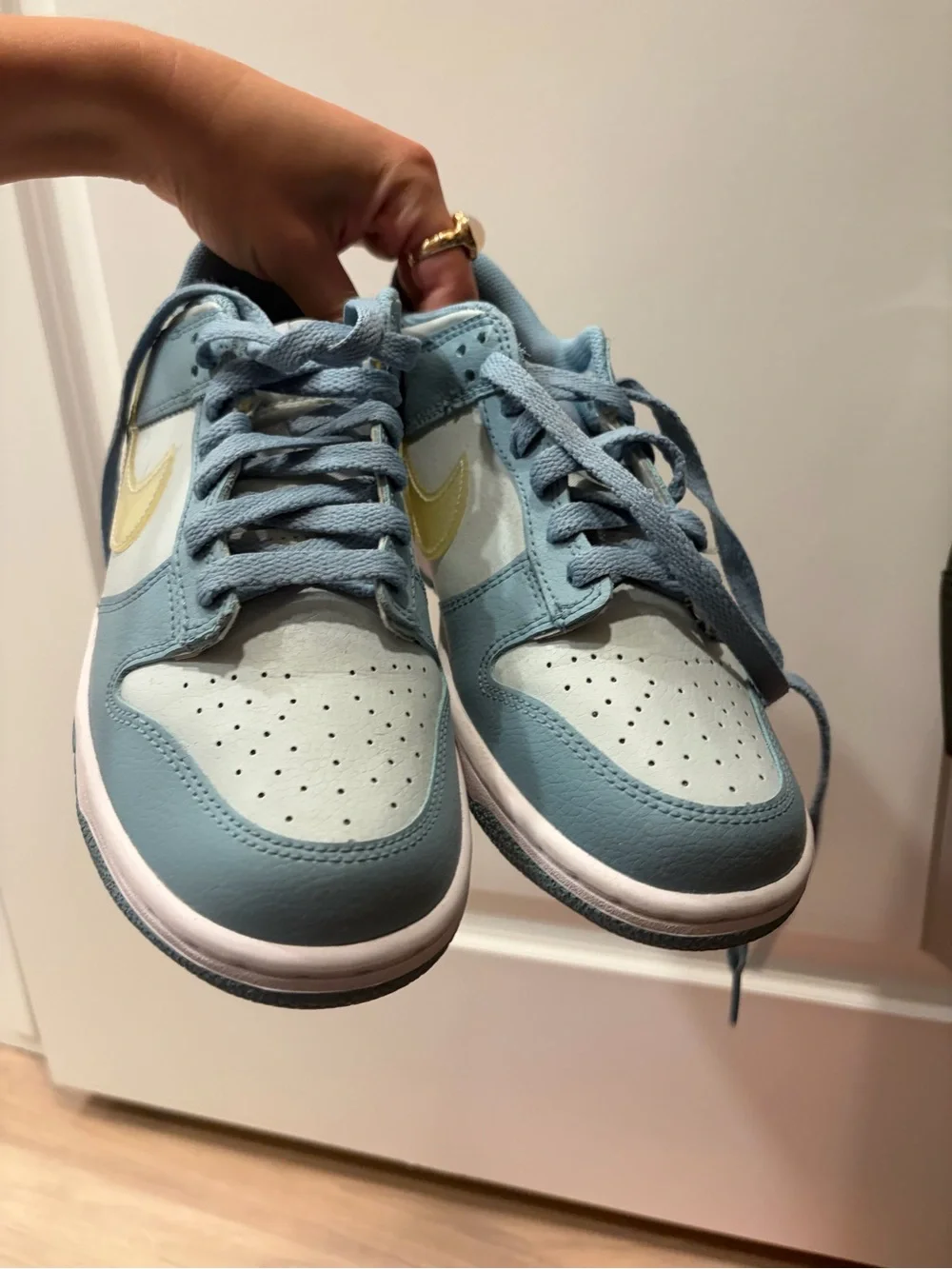 Nike Kids Low-Top Sneakers in Light Blue and Creamy Yellow Swoosh